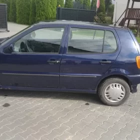 Polo 1,4. Nowe opony, akumulator, olej. Robione hamulce. Sprawny, opłacony. Bardzo miało korozji. Odpala w zimie za pierwszym razem. Spala 5 l/ 100km.